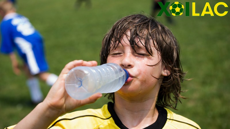 Tầm quan trọng của nước uống cho cầu thủ bóng đá